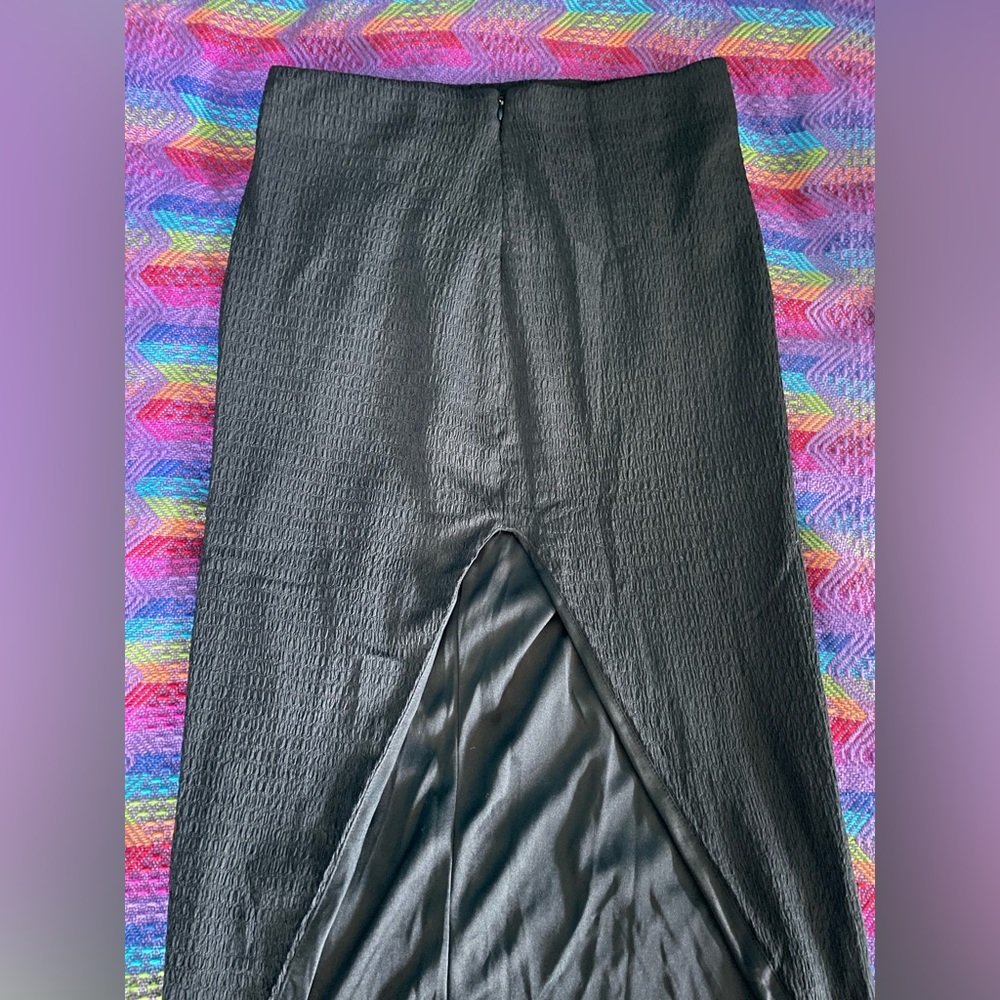 Black midi skirt, size medium, new with tags, zipper, stretchy, form fitting